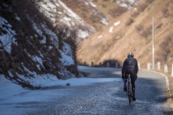 Une bonne tenue hiver vélo permet de rouler confortablement.