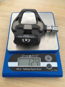 On a vérifié le poids des pédales Shimano PD-R8000 : 124 grammes sur la balance Park Tool.