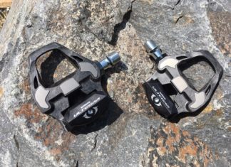 Test pédales Shimano PD-R8000 : fiabilité, légèreté et ergonomie Les pédales Shimano PD-R8000 sont légères, ergonomiques et très fiables.