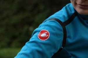 La veste Castelli Pefetto Ros accompagne la cycliste sur une grande période d'utilisation.