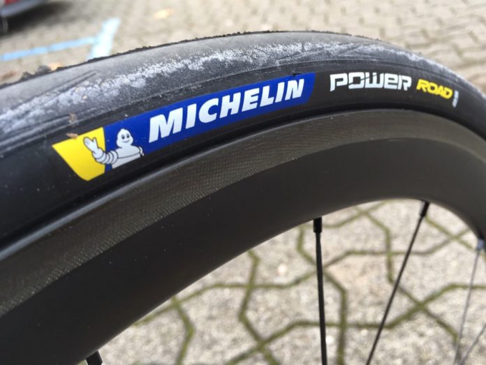 Le pneu vélo Michelin Power Road est performant.