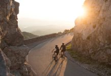 Top 5 du vélo électrique route : plaisir et autonomie Le plaisir de rouler avec un vélo électrique route.©Derby Cycle