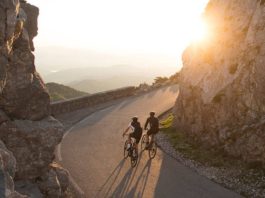 Le plaisir de rouler avec un vélo électrique route.©Derby Cycle