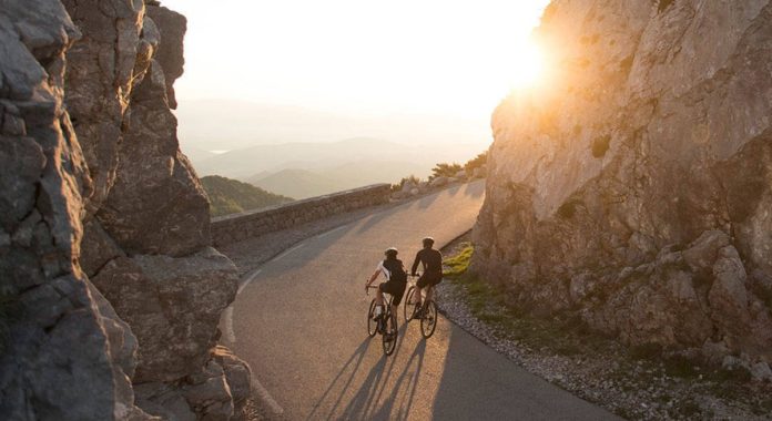 Le plaisir de rouler avec un vélo électrique route.©Derby Cycle