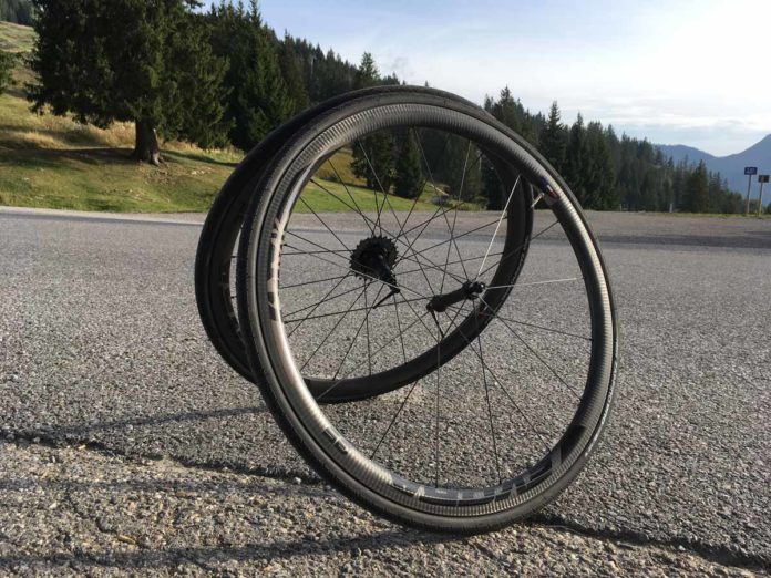 Les roues vélo carbone Makadamm Evora 35 à pneus affichent 1080 grammes !