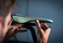 Fizik Antares Versus Evo 00 Adaptive : une Antares révolutionnaire La selle Fizik Antares Versus 00 Adaptive révolutionne l'assise du cycliste.©Fizik