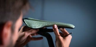 Fizik Antares Versus Evo 00 Adaptive : une Antares révolutionnaire La selle Fizik Antares Versus 00 Adaptive révolutionne l'assise du cycliste.©Fizik