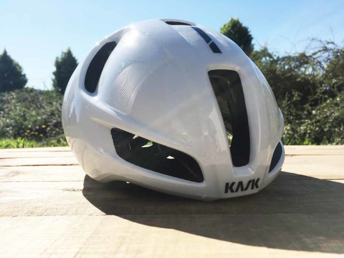 Le casque Kask Utopia est aérodynamique et parfaitement ventilé.