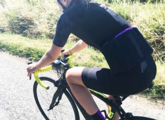 Tenue vélo femme Assos Dyora RS : la sportivité au féminin La tenue vélo femme Assos Dyora RS est particulièrement élégante.