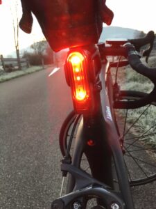 L'éclairage vélo Lezyne s'intègre parfaitement sur la tige de selle.