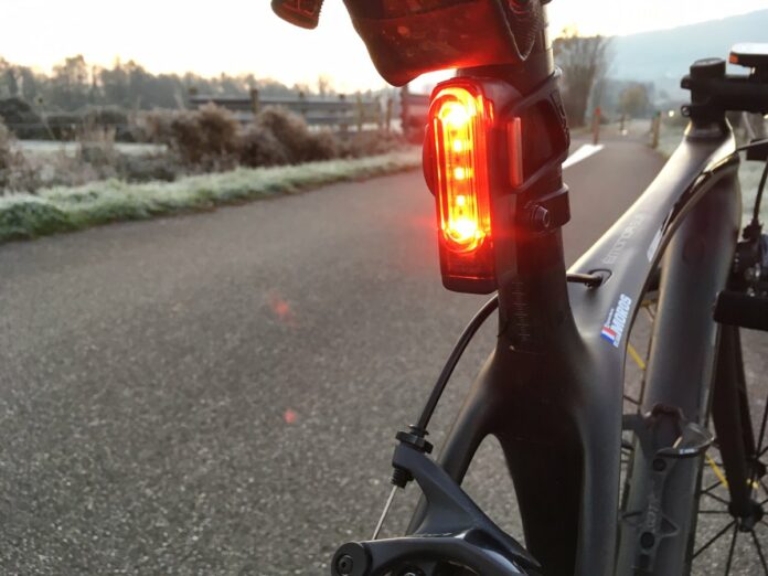 L'éclairage vélo Lezyne Strip Alert est réactif au freinage.