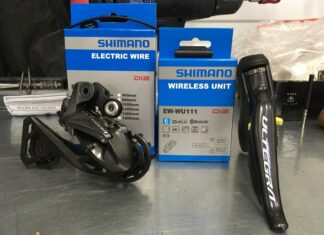 Comment installer un D Fly Shimano : la connexion sans fil Installer un Shimano D Fly permet d'avoir accès à votre groupe Shimano DI2 depuis un téléphone.