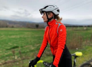 Veste vélo Castelli femme Alpha Ros Light 2 : parfaite pour tout l’hiver La veste vélo Castelli femme Alpha RoS est parfaite en hiver et mi-saison.