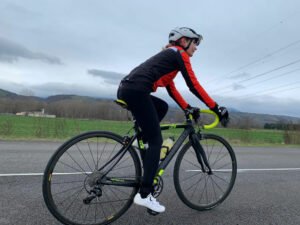 La veste vélo femme Castelli Alpha RoS Light est parfaite dès que le temps est incertain.