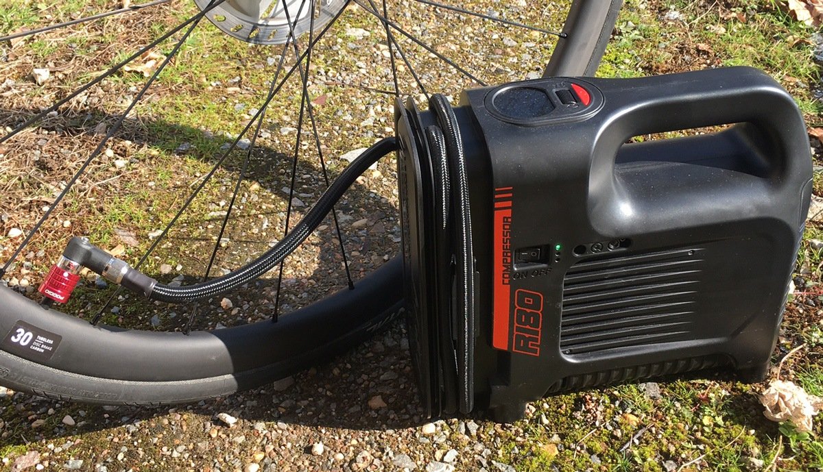 Comment gonfler un pneu avant de vélo avec un compresseur 
