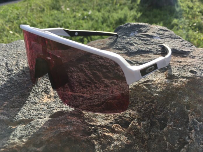 Les Oakley Sutro Lite offrent du modernisme et technicité.