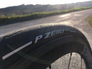 Le pneu Pirelli Pzero Race et l'un des 5 meilleurs pneus vélo route été.
