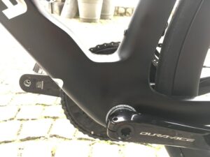 La boite de pédalier du Pinarello Dogma F est plus volumineuse.