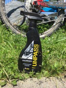 Les nettoyants vélo Unpass passe par ce dégraissant Ungrease.