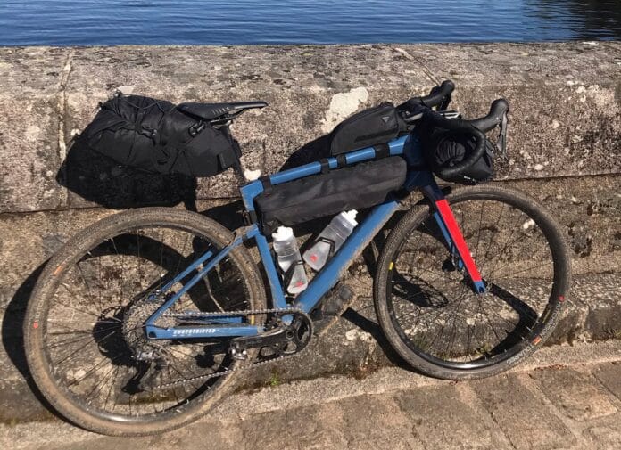 Les sacoches vélo Bikpacking viennent s'installer facilement sur votre vélo.©AL