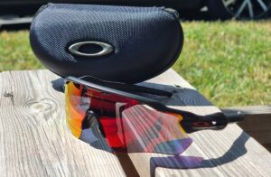 Les lunettes vélo Oakley Radar sont livrées avec un étui rigide pour le transport.