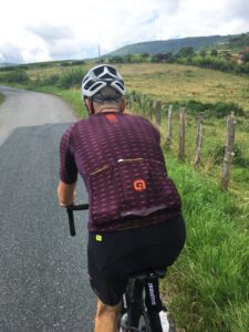 Le maillot de la tenue Alé Cycling été est confortable, respirant et technique. On peut charger les poches.