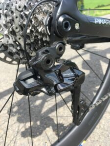 Le dérailleur arrière Shimano DI2 R9250 est le cerveau du groupe. Tout passe par lui !