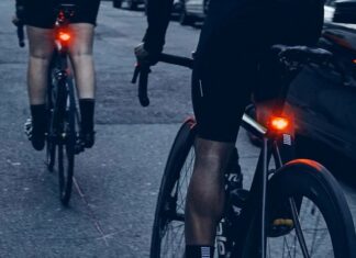 Éclairage vélo Bookman : le design au service de la sécurité Un éclairage vélo Bookman c'est design et surtout pratique en utilisation.©Bookman