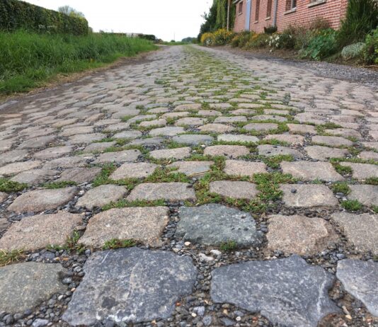 Les meilleurs pneus vélo hiver : adhérence, protection et longévité Voici le type de route que vous pouvez affronter avec les meilleurs pneus vélo route hiver.