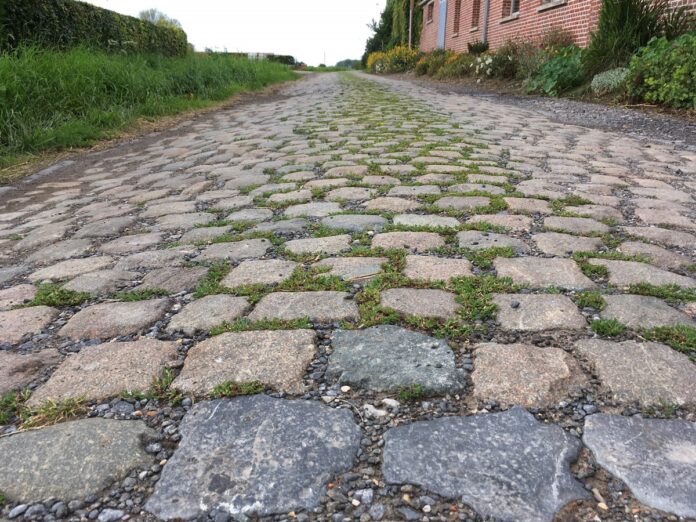 Voici le type de route que vous pouvez affronter avec les meilleurs pneus vélo route hiver.