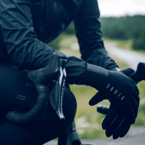 La matière néoprène des gants vélo hiver Gobik Tundra 2.0 les rend imperméabless