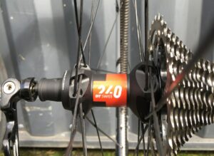 Le moyeu arrière DT Swiss 240 EXP devient fluide après un rodage. Une belle combinaison avec les roues vélo carbone Legend Wheels.