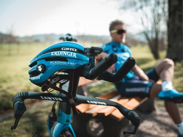 Le capteur de chute Tocsen se fixe sur tous les types de casque de vélo ©tocsen