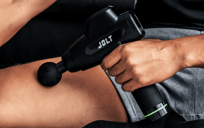 Pistolet de massage Jolt, un indispensable pour la récupération vélo ? ©Jolt