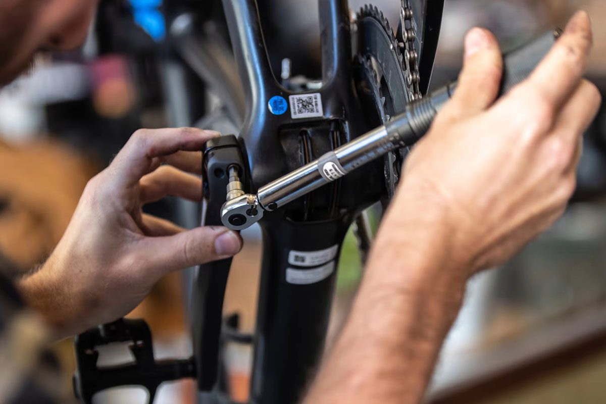 Clé polyvalente pour la maintenance du vélo