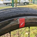 Pneu vélo route large : pourquoi c’est devenu la nouvelle norme ? Le test du pneu Hutchinson Challenger