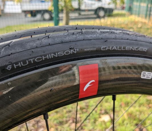 Pneu vélo route large : pourquoi c’est devenu la nouvelle norme ? Le test du pneu Hutchinson Challenger