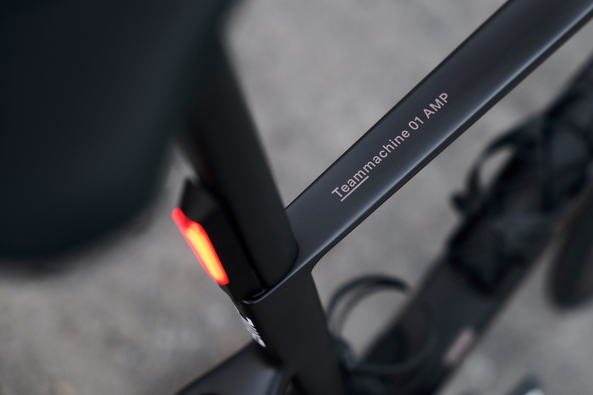 feu arrière intégré sur le BMC Teammachine 01 AMP