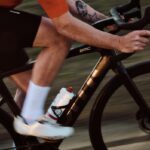 BMC Teammachine 01 AMP : un vélo électrique route sous les 10 kg Vélo électrique route BMC Teammachine 01 AMP ONE vu de profil, coloris noir et rouge