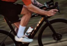 BMC Teammachine 01 AMP : un vélo électrique route sous les 10 kg Vélo électrique route BMC Teammachine 01 AMP ONE vu de profil, coloris noir et rouge