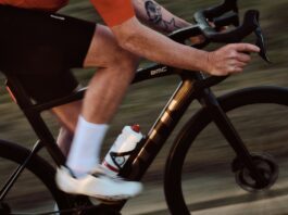 Vélo électrique route BMC Teammachine 01 AMP ONE vu de profil, coloris noir et rouge