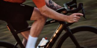 BMC Teammachine 01 AMP : un vélo électrique route sous les 10 kg Vélo électrique route BMC Teammachine 01 AMP ONE vu de profil, coloris noir et rouge