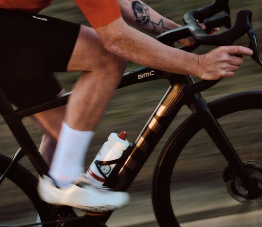 BMC Teammachine 01 AMP : un vélo électrique route sous les 10 kg Vélo électrique route BMC Teammachine 01 AMP ONE vu de profil, coloris noir et rouge