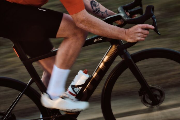 Teammachine-01-AMP-ONE-cover Vélo électrique route BMC Teammachine 01 AMP ONE vu de profil, coloris noir et rouge