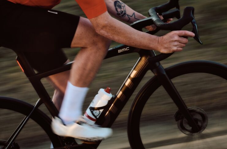 Vélo électrique route BMC Teammachine 01 AMP ONE vu de profil, coloris noir et rouge