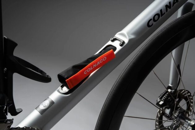 Compartiment de stockage int&eacute;gr&eacute; dans le tube diagonal du Colnago C72