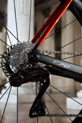 D&eacute;railleur arri&egrave;re Shimano Dura-Ace Di2 mont&eacute; sur les bases du cadre carbone