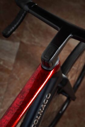 D&eacute;tail de la douille de direction et du tube sup&eacute;rieur du Colnago C72, coloris HFRD noir avec tube rouge