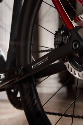 Marquage &laquo; Realizzato a mano in Italia &raquo; sur le hauban