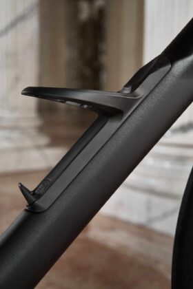 orte-bidon int&eacute;gr&eacute; affleurant le tube diagonal du Colnago C72